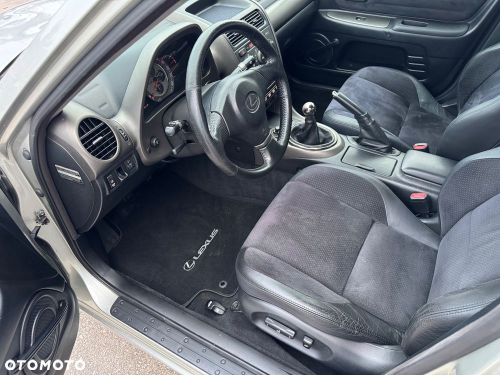 Lexus IS 200 Limited - 13