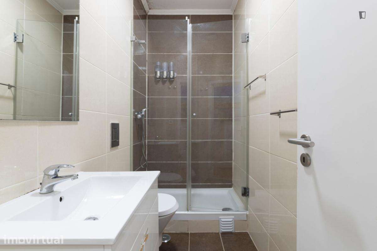 Quarto - localizado em Intendente Lisbon - Grande imagem: 4/17