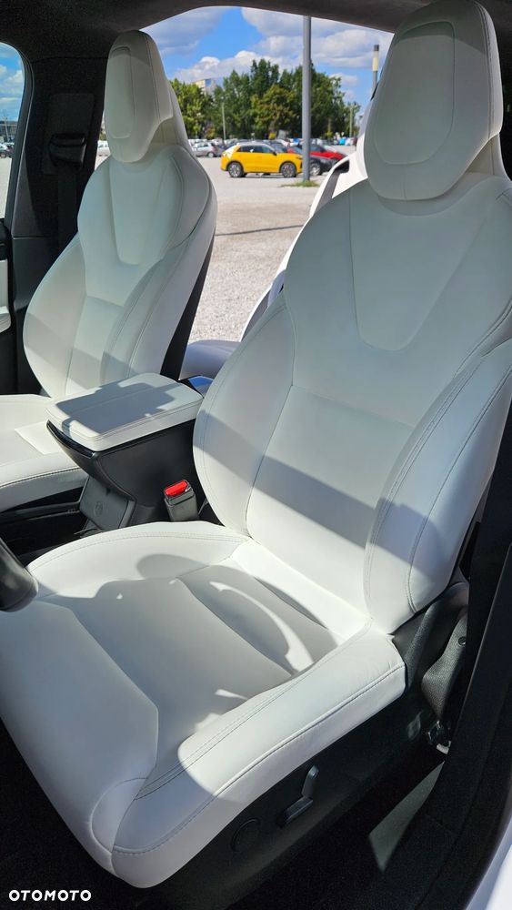Tesla Model X - 15