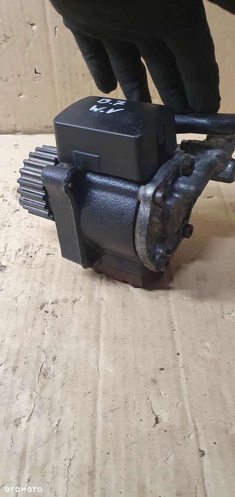 Pompa wtryskowa paliwa VW Passat B7 1.6 TDI 03L130755H - 5