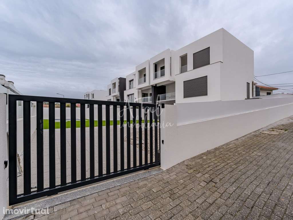 Moradia Geminada T4 Nova com Piscina - Moderna, Confortável e Bem L... - Grande imagem: 2/44