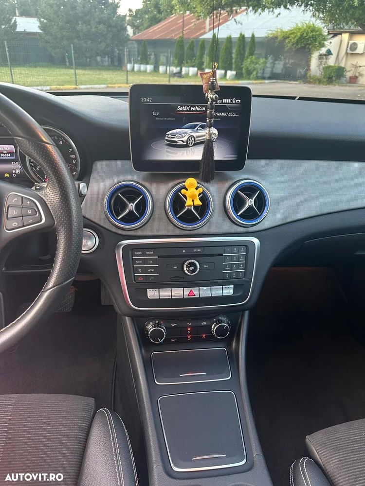Mercedes-Benz CLA 180 7G-DCT - 25