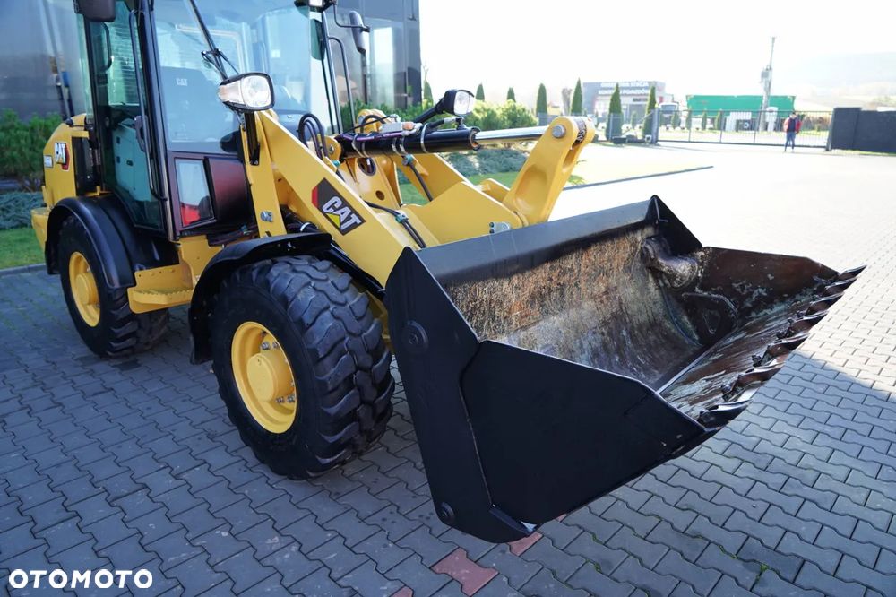 Caterpillar 906M / ŁADOWARKA KOŁOWA / 2020 ROK / ŁYŻKA SZCZĘKOWA / - 14