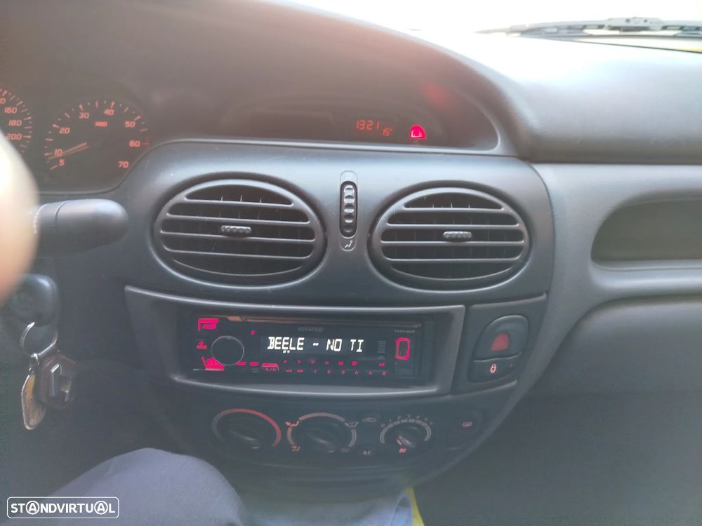 Renault Mégane 1.6 RN - 11