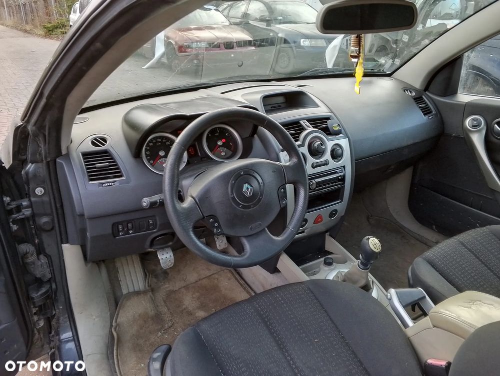 Renault Megane II CC (03-06r.) 1.9 DCI 130KM. Silnik F9Q804 Skrzynia ND0008 lakier TEB66 (TEB 66). Cały na części. GWARANCJA !!!  Przód Tył Zestaw Komplet Drzwi Klapa Zderzak Błotnik Maska Grill Atrapa Szyba Pas Lampa Lusterko Boczki Fotel Kanapa Kokpit Deska Rozdzielcza Przełącznik Włącznik Sterownik Przewody Wiązka Instalacja Moduł Komputer Czujnik Listwa Pompa Alternator Wtryski Głowica Rozrusznik Kompresor Sprzęgło Dwumas Silnik Skrzynia ABS Klimatyzacji Paliwa Wspomagania Kolektor Turbina Przepustnica Zawór Chłodnica Koło Hak Belka Sanki Zawieszenie Mcpherson Półoś Amortyzator Wydech Tłumik Zacisk Most - 7