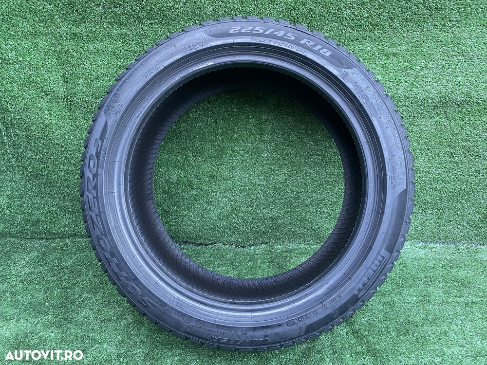 Set 2 anvelope iarna Pirelli SOTTOZERO 3 Runflat 225 45 R18 RSC OE BMW - 2