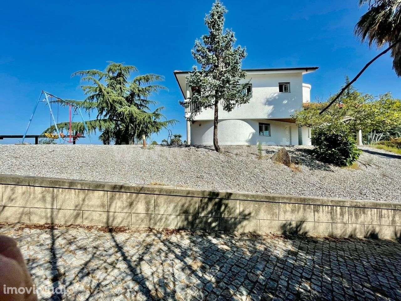 Moradia V4 independente com piscina em Paredes - Grande imagem: 2/35