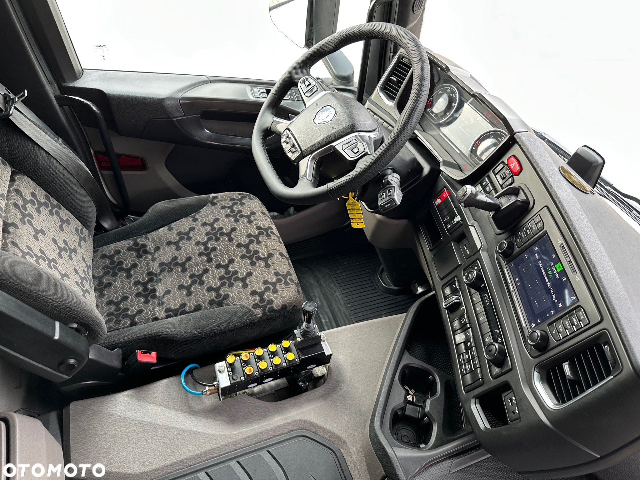 Scania / G450 / 6X2 / HAKOWIEC / HYVA 22.60.SK  / Oś-SKRĘTNA-PODNOSZONA / - 31