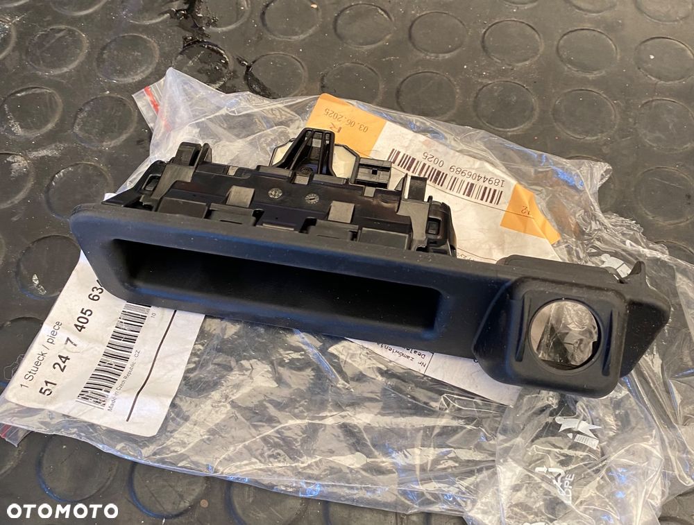 BMW 3 G20 X3 G01 NOWY ORYGINALNY PRZYCISK OTWIERANIA KLAPY BAGAŻNIKA KLAMKA RĄCZKA TYLNA TYLNIA TYŁ KLAPY BAGAŻNIKA  W KLAPĘ  z klapy tylnej  tylniej 51247405634 z otworem na kamerę kamera - 2