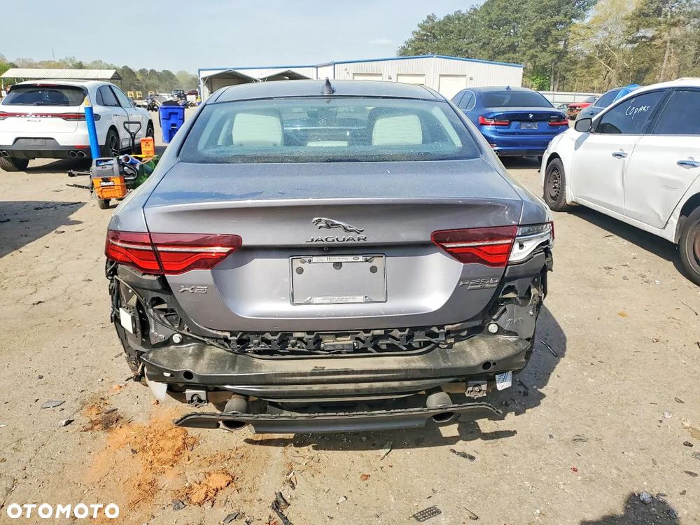 Jaguar XE - 9