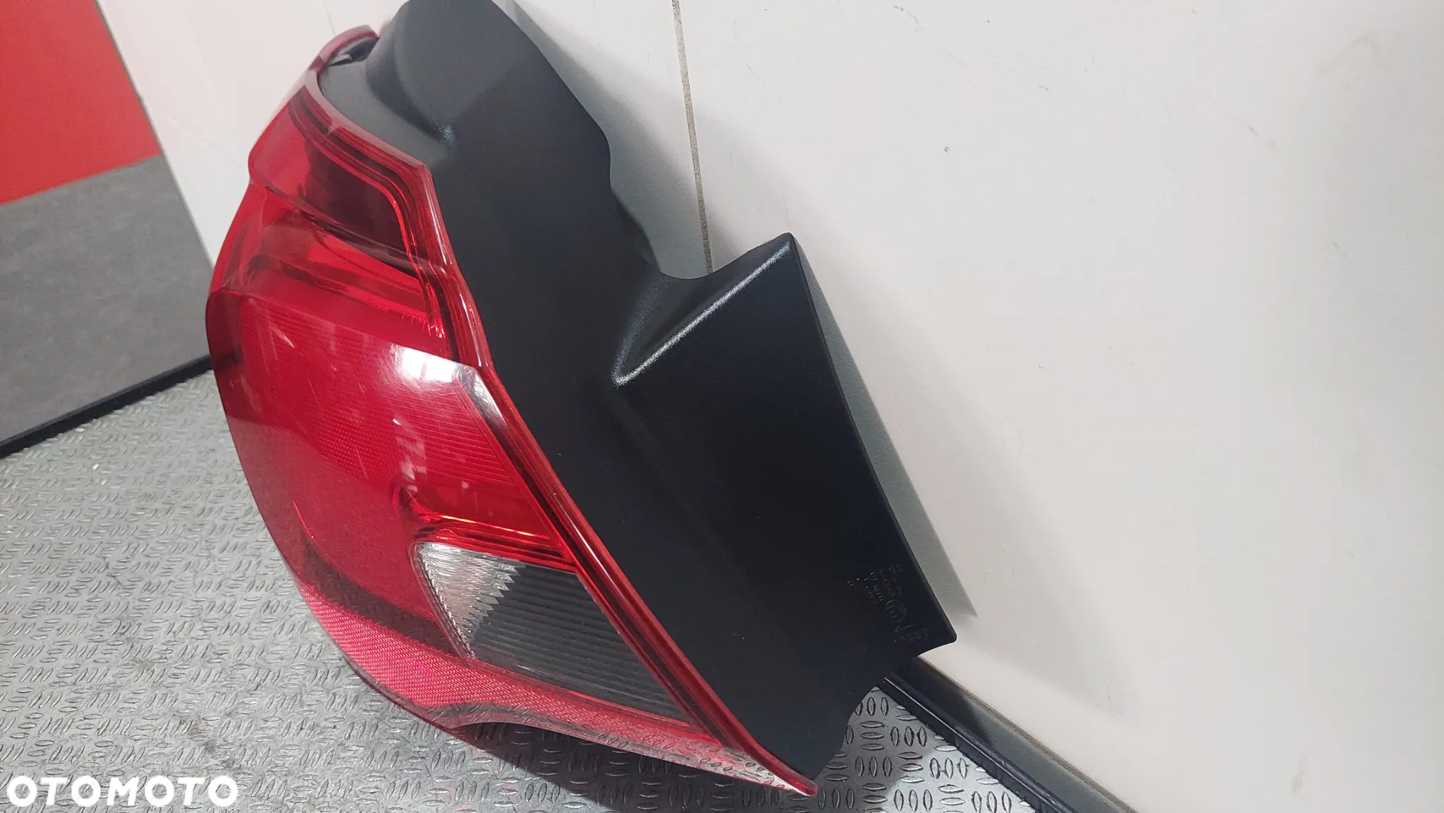 LAMPA LEWA TYLNA OPEL CORSA E R2017 NR 39068622 - 2