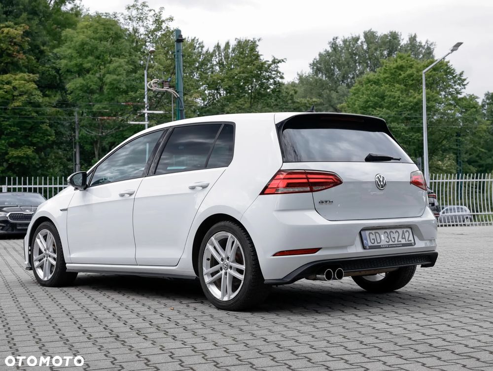Volkswagen Golf - 6