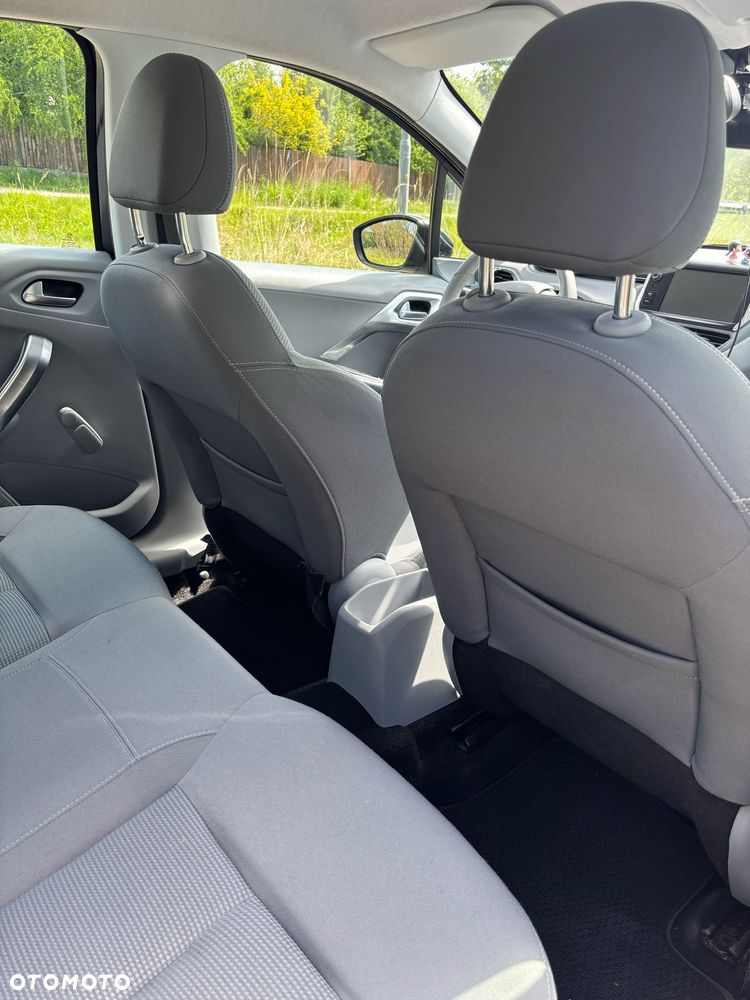 Peugeot 208 - 8