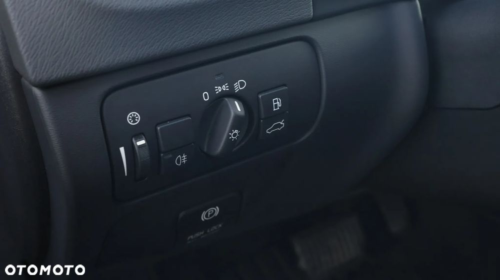 Volvo V60 D6 AWD Plug-in Hybrid R-Design Summum - 27