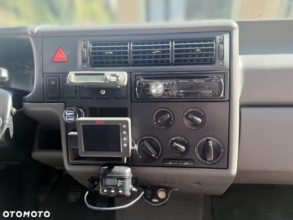 Volkswagen Caravelle - 11