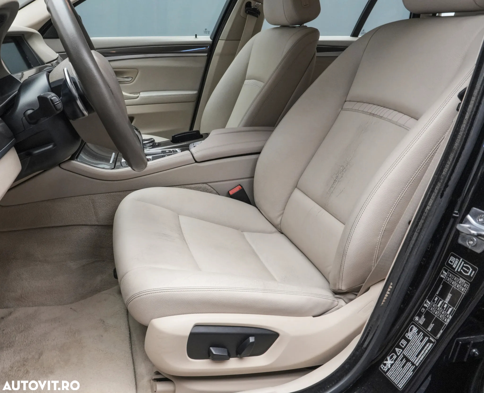 BMW Seria 5 525d xDrive Touring - 13