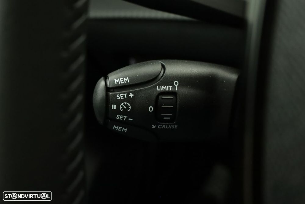 Peugeot 208 1.2 Hybrid Allure e-DCS6 — fotografia 17