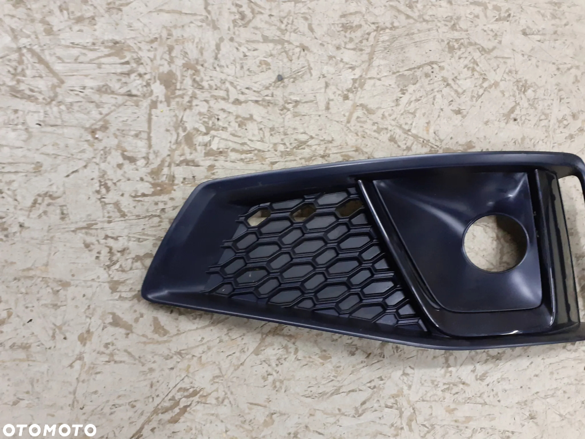 KRATKA ZDERZAKA PRZÓD LEWA AUDI A4 B9 S-LINE COMPETITION PLUS 8W0807681BA - 2