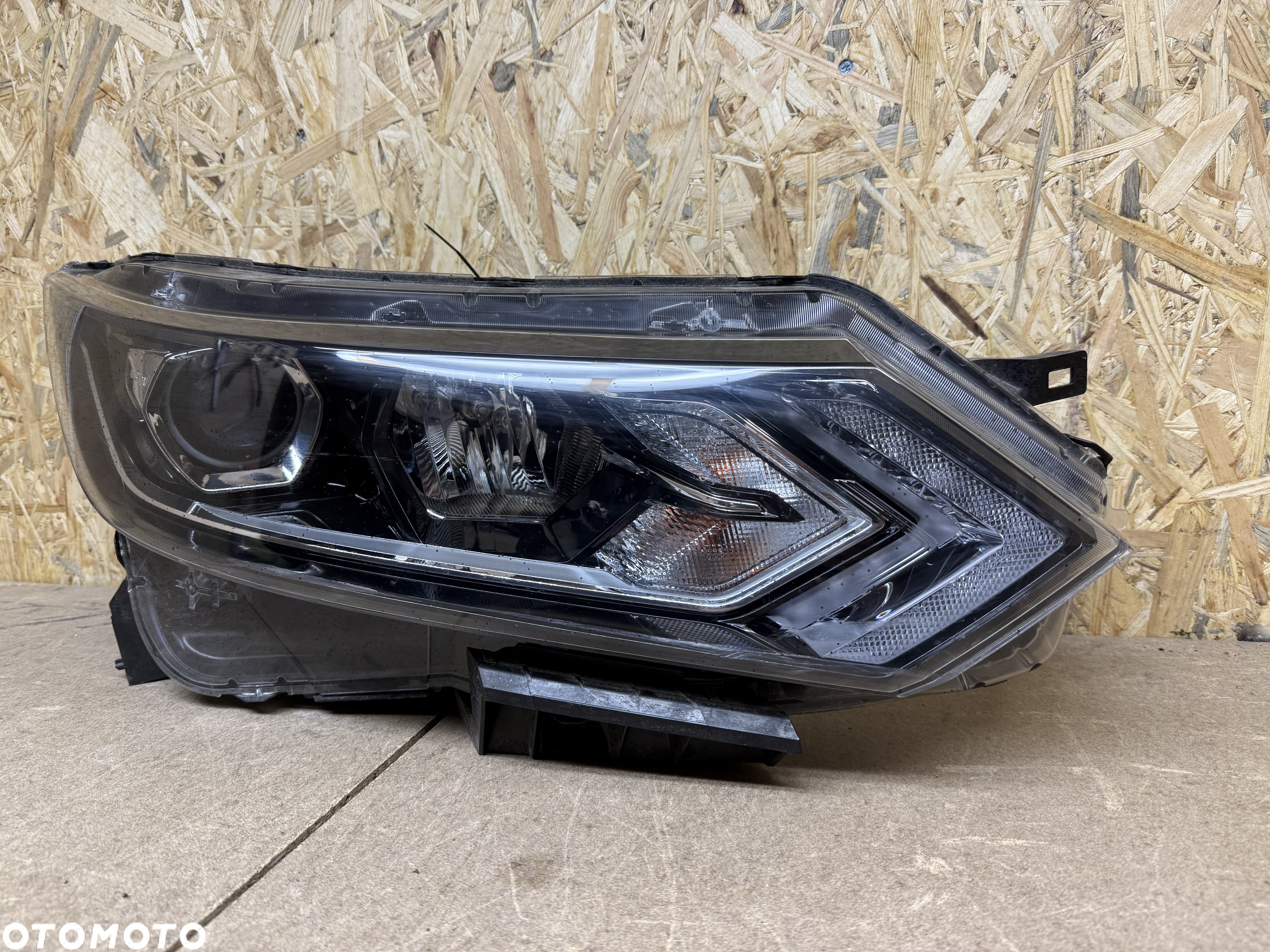 LAMPA PRAWA SOCZEWKA LED NISSAN QASHQAI J11 LIFT - 18
