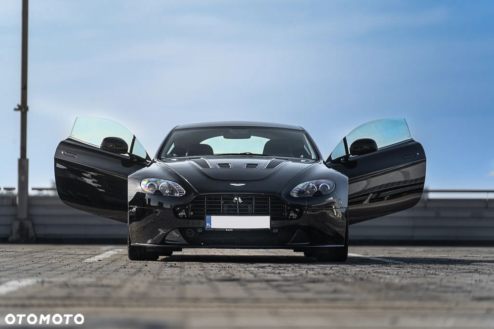 Aston Martin V12 Vantage Carbon Black - 10