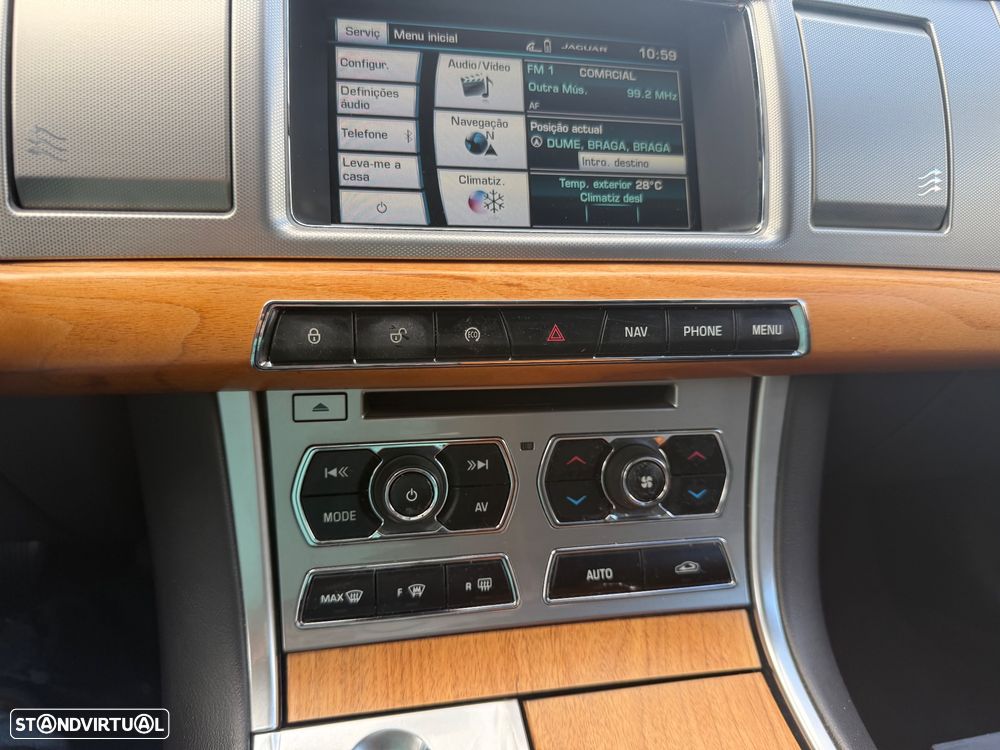 Jaguar XF Sportbrake 2.2 D Luxury - 29