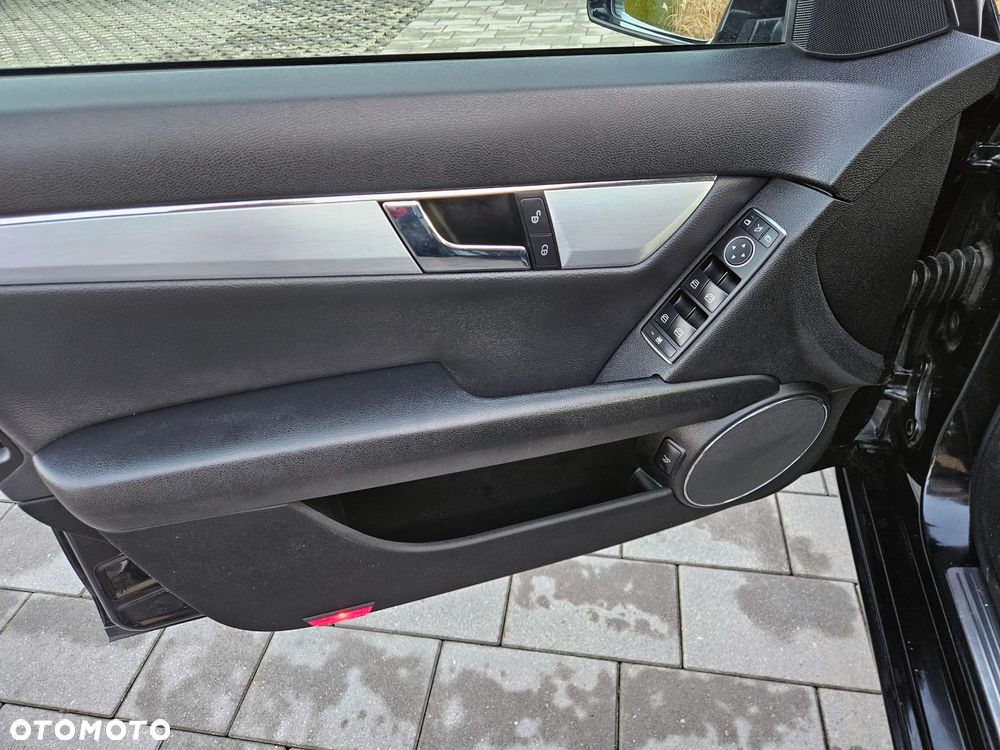 Mercedes-Benz Klasa C 180 CGI BlueEFFICIENCY Avantgarde - 7
