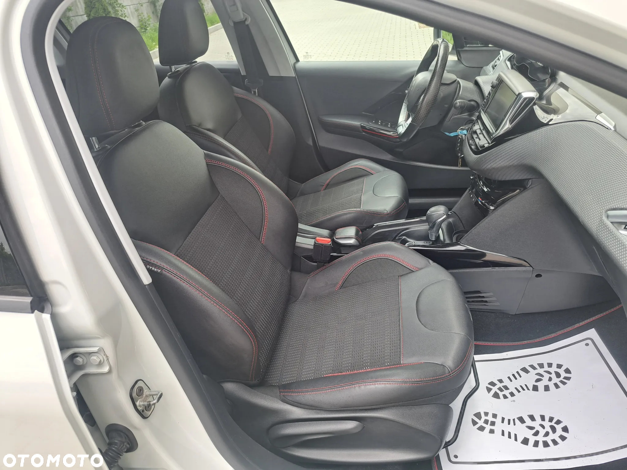 Peugeot 2008 1.2 Pure Tech Allure S&S EAT6 - 17