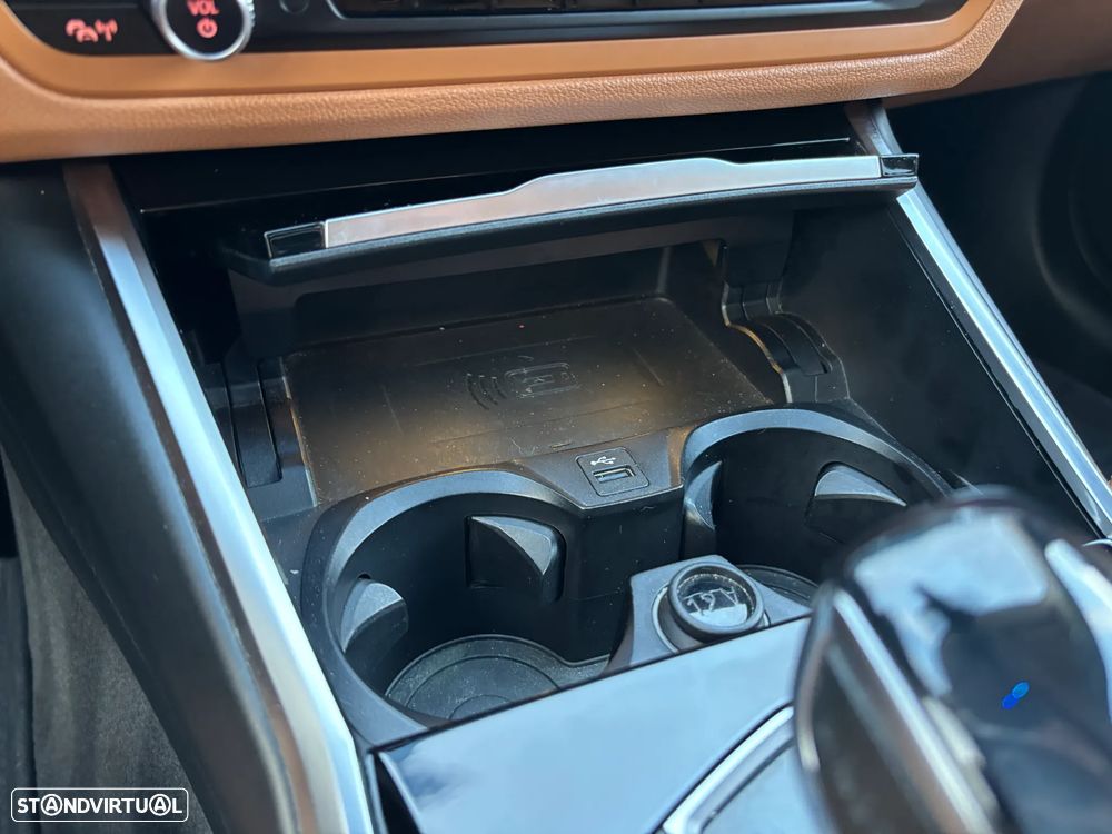 BMW 330 e Touring Line Sport Auto - 30