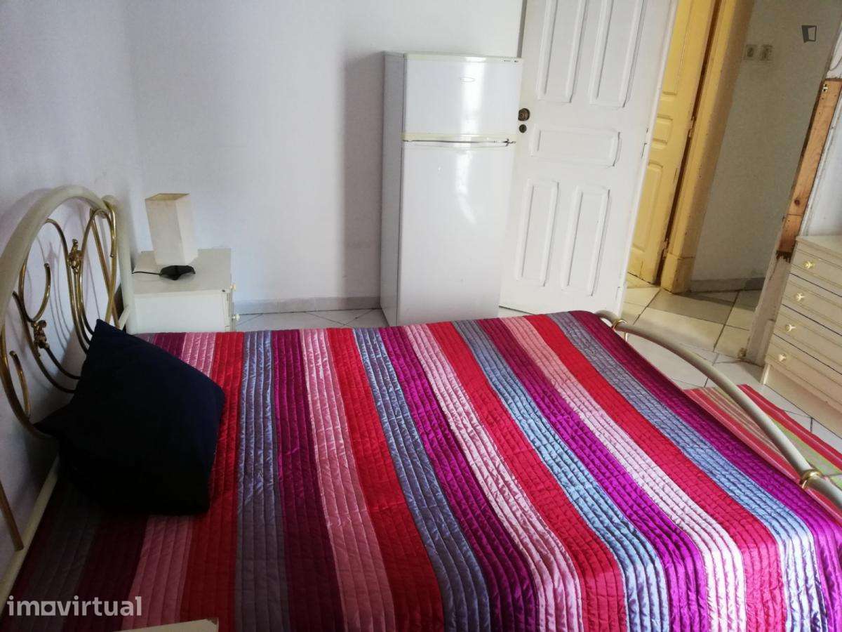 Quarto - localizado em Alameda Lisbon - Grande imagem: 3/23