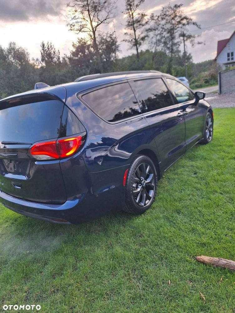 Chrysler Pacifica - 11