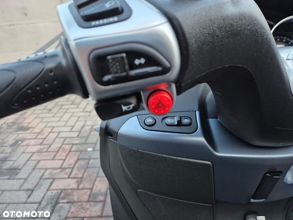 Piaggio MP-3 - 10