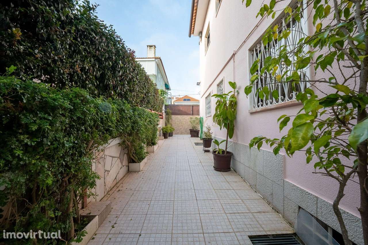 Moradia bifamiliar com dois T3 e cave ampla em Queijas - Grande imagem: 5/60