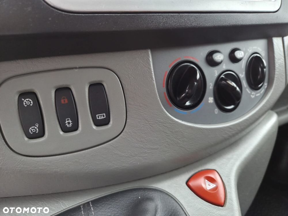 Renault TRAFIC LONG KLIMA TEMPOMAT ORYGINAŁ LAKIER I PRZEBIEG - 9