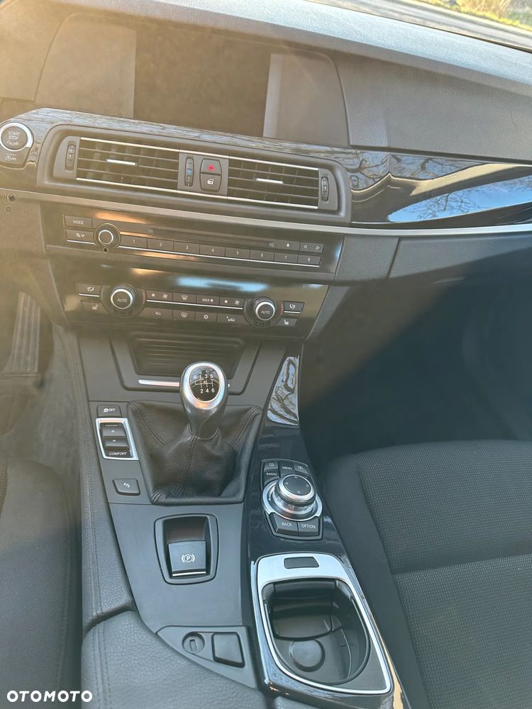 BMW Seria 5 520i Touring - 16