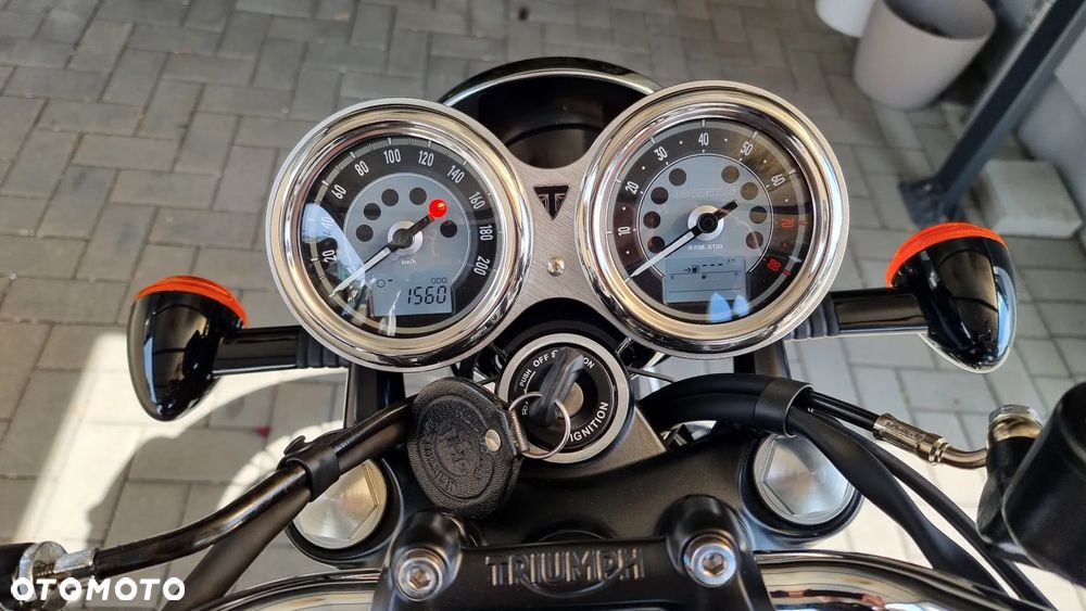Triumph Bonneville - 4