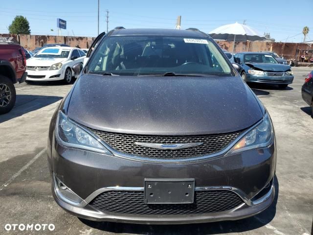 Chrysler Pacifica - 11