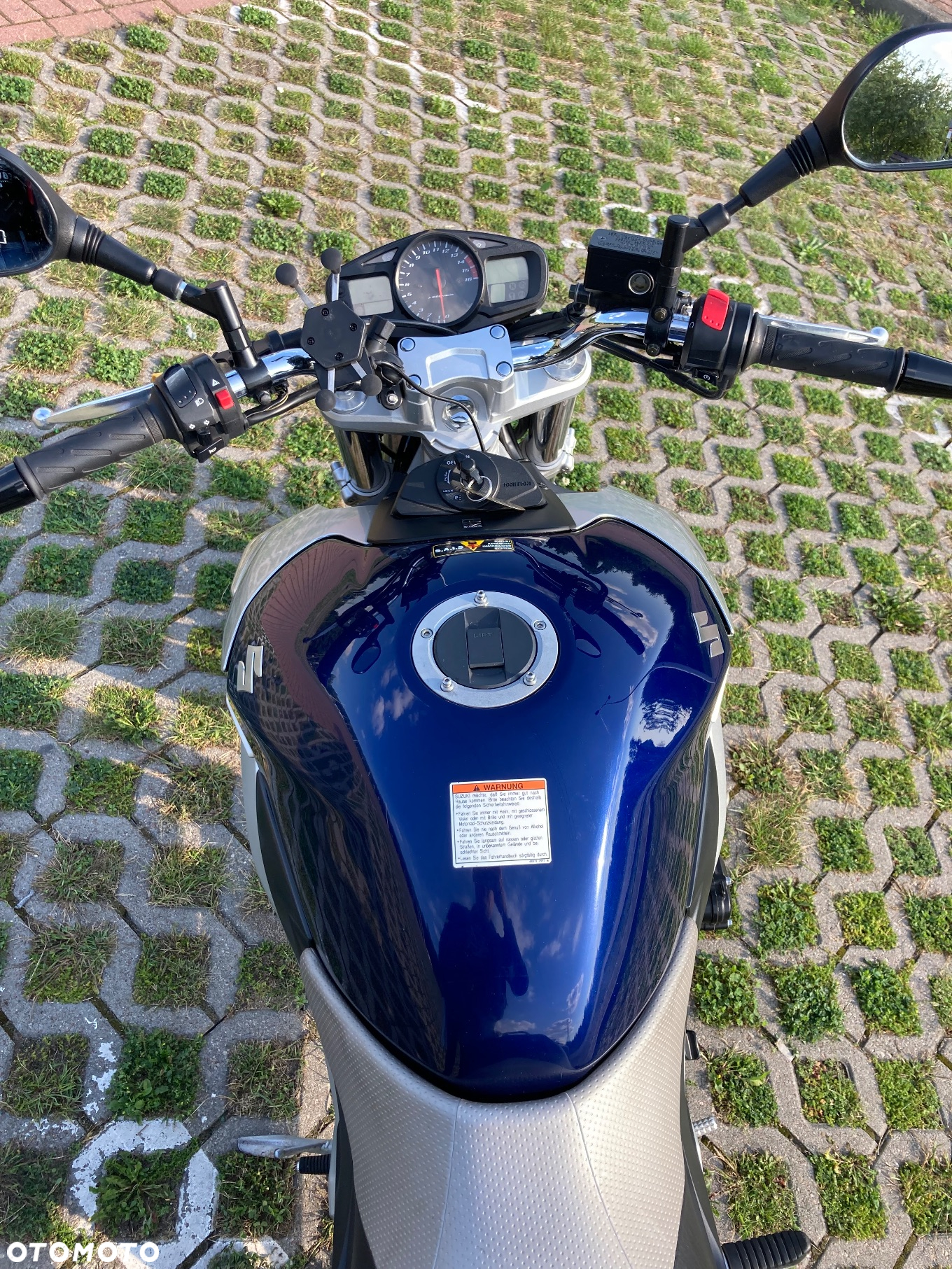 Suzuki GSR - 4