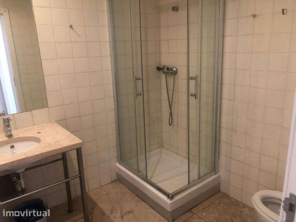 Quarto - localizado em Intendente Lisbon - Grande imagem: 5/12