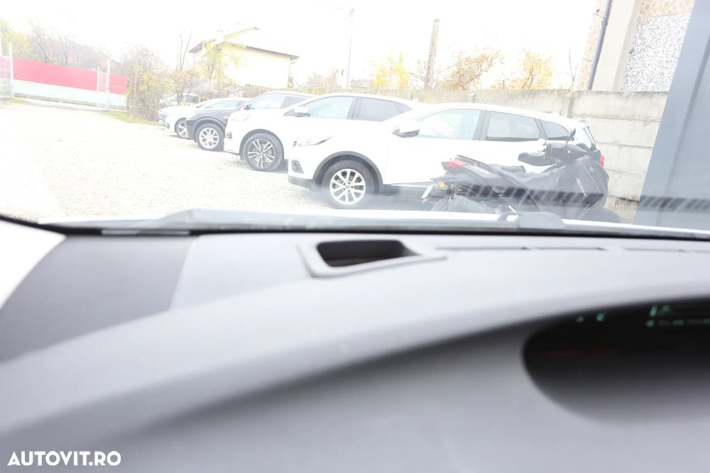 Toyota Prius (Hybrid) Sol - 13