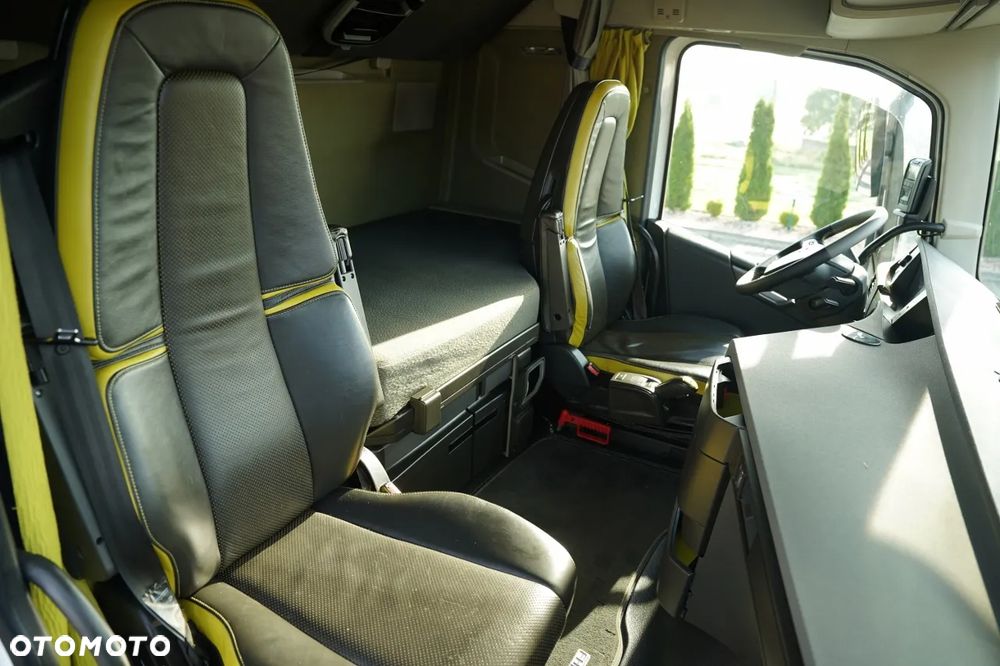 Volvo FH 650 / 6x2 / ZESTAW TANDEM / PLATFORMA / 8 M + 8,3 M / KLIMA POSTOJOWA / OŚ PODNOSZONA I SKRĘTNA / I- SHIFT / CAŁY NA PODUSZKACH / - 32