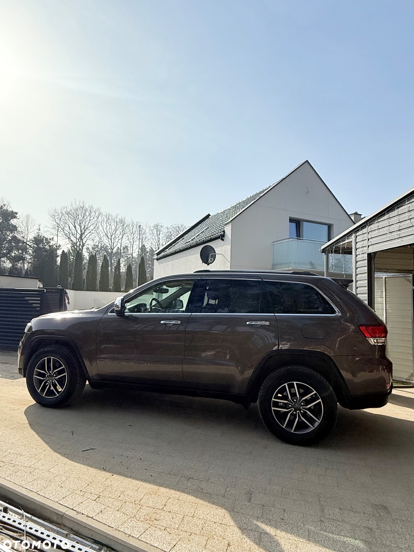 Jeep Grand Cherokee - 32