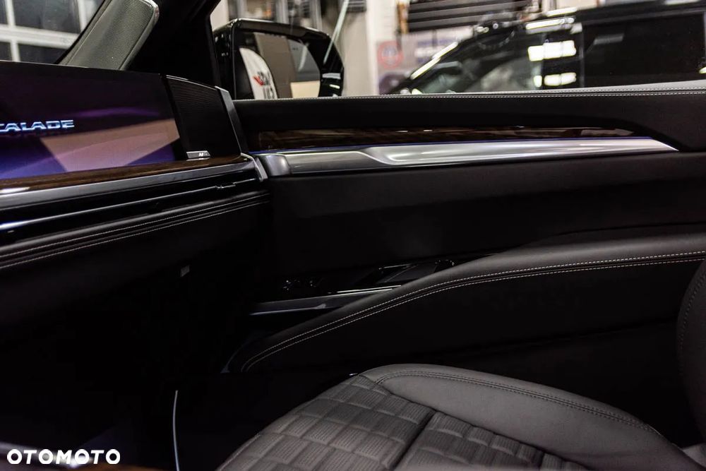 Cadillac Escalade - 34