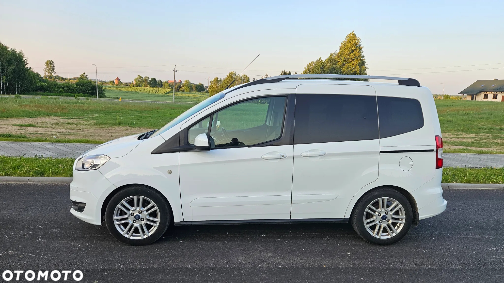 Ford Tourneo Courier 1.0 EcoBoost S&S Titanium - 4