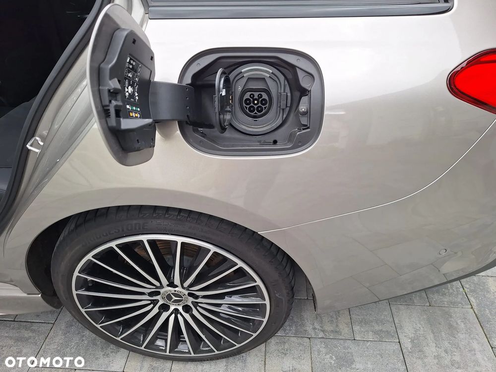 Mercedes-Benz Klasa C ver-300-e-phev-amg - 34