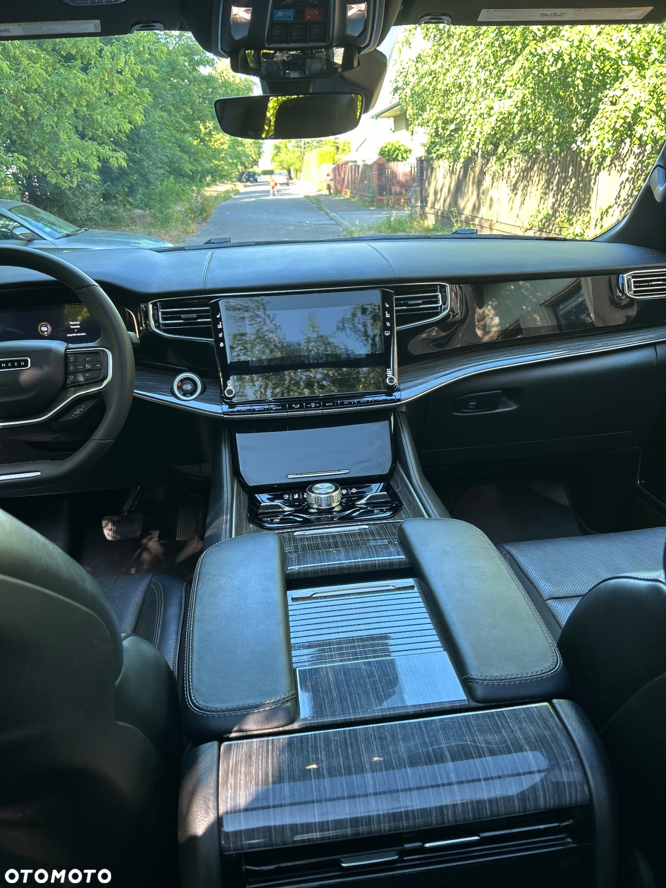 Jeep Wagoneer - 15