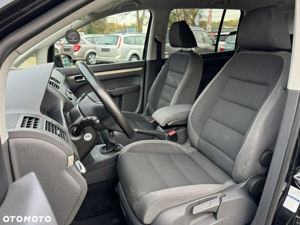 Volkswagen Touran - 23