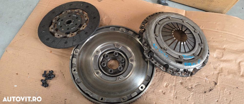 Volanta cu set ambreiaj Ford Focus 3 1.6 TDCI 2011 2012 / 2013 2014