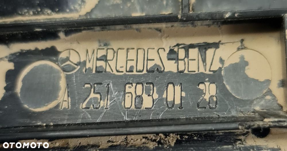 GNIAZDO ZAPALNICZKI TYŁ MERCEDES R-KL W251 - 3