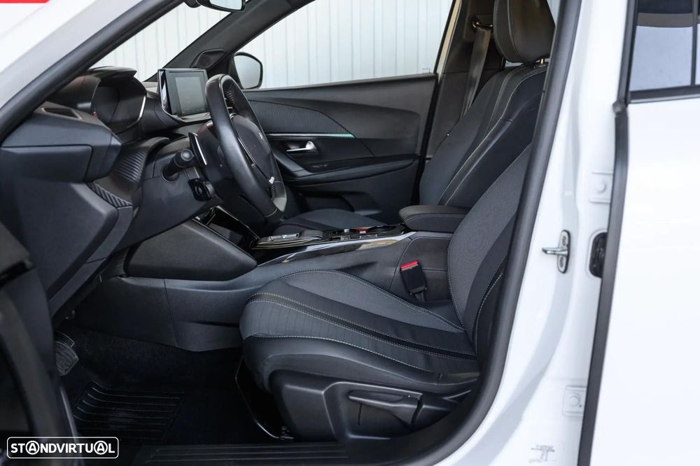 Peugeot 2008 1.2 PureTech Allure EAT8 - 29