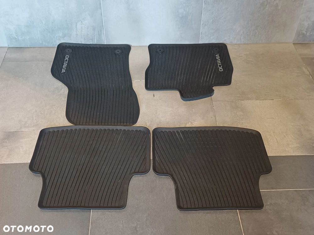NR 598 Oryginalne dywaniki gumowe do Skoda Octavia 4 komplet 5E4061500 - 2